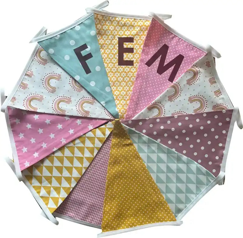 Stofvlaggenlijn met verschillende patronen en kleuren.