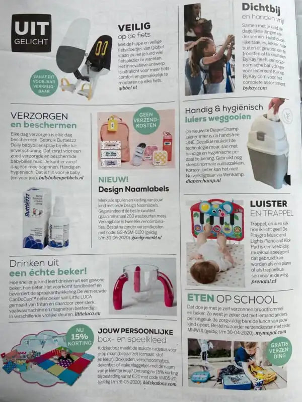 Een wit en grijs kinderfietsstoel met een geel nummer 00 op de achterkant.