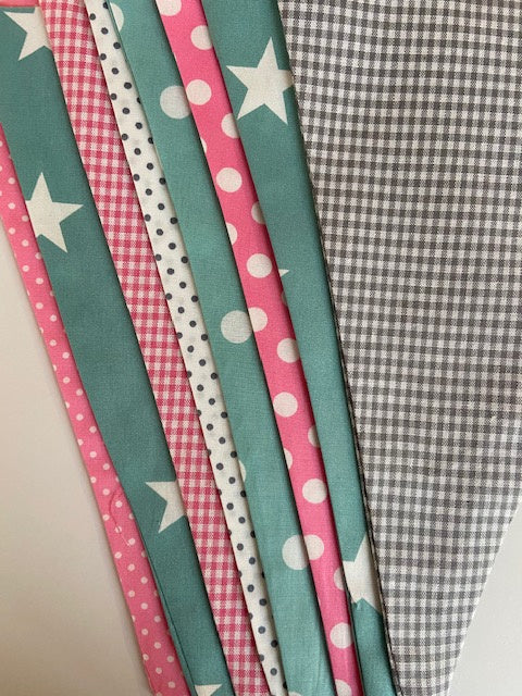 Vlaggetjes met naam: ontwerp Puck poedergroen lichtroze