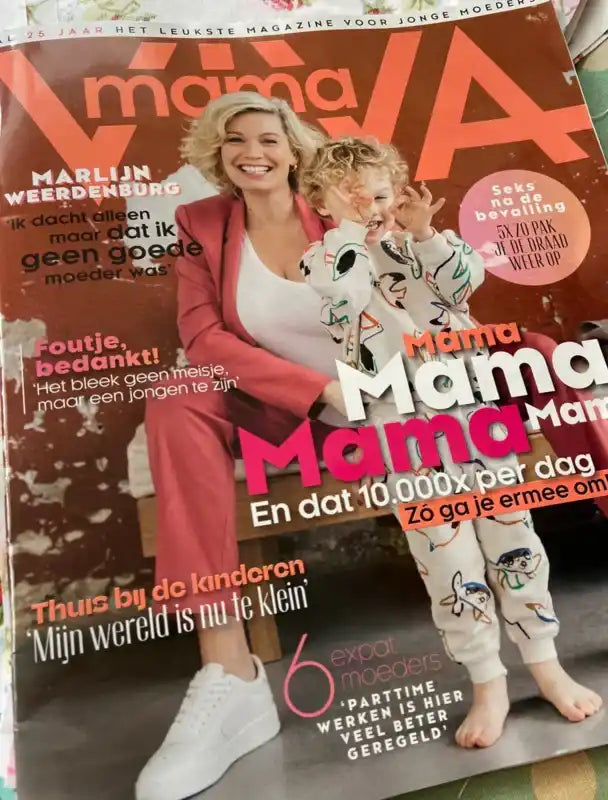 Een glossy tijdschrift voor jonge moeders, met een lachende vrouw en kind op de cover.