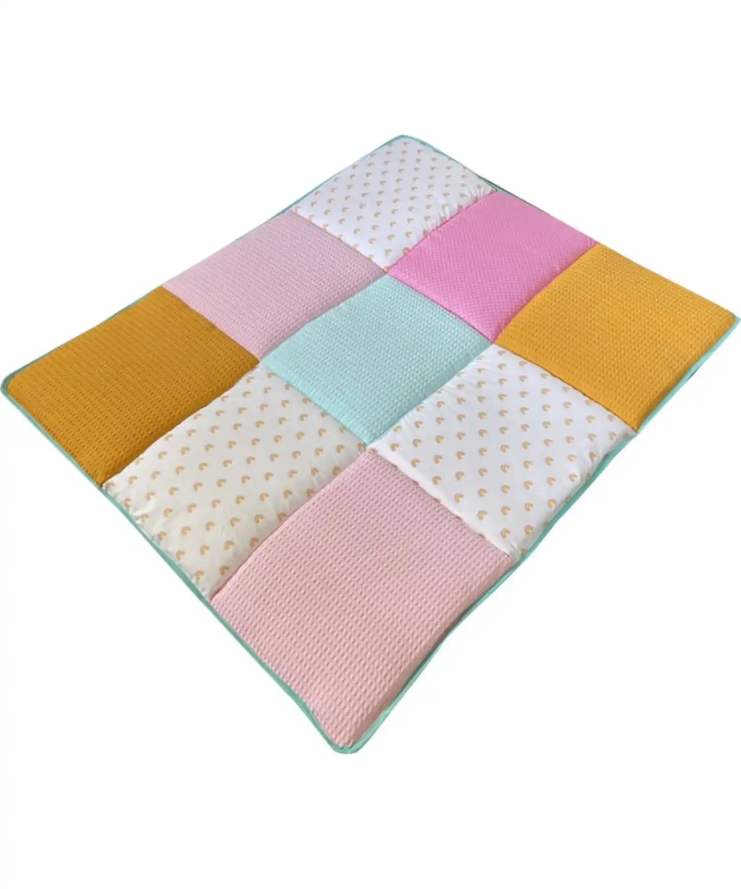 Een kleurrijk patchwork baby-playmat met verschillende texturen.