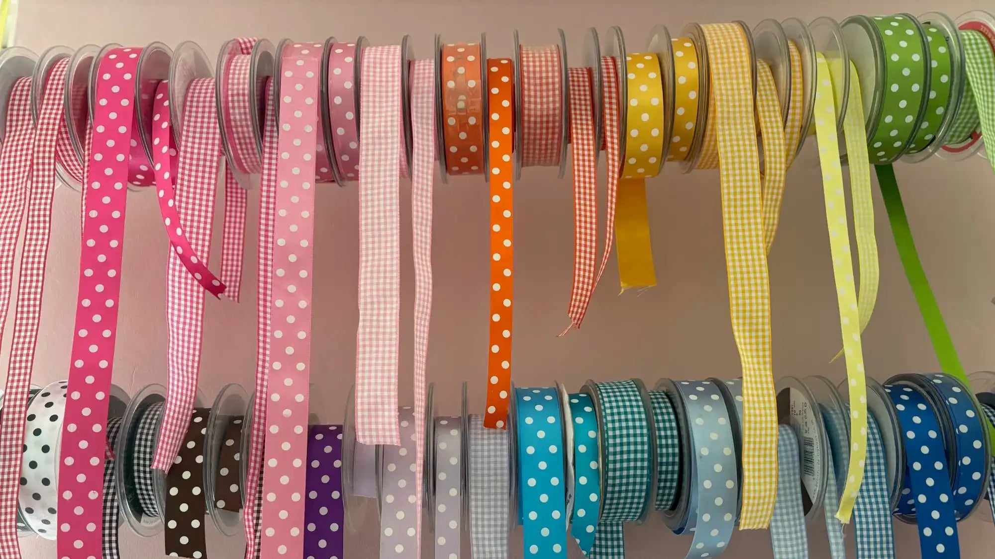 Kleurrijke spoelen met geprinte linten voor knutselen en decoratie.