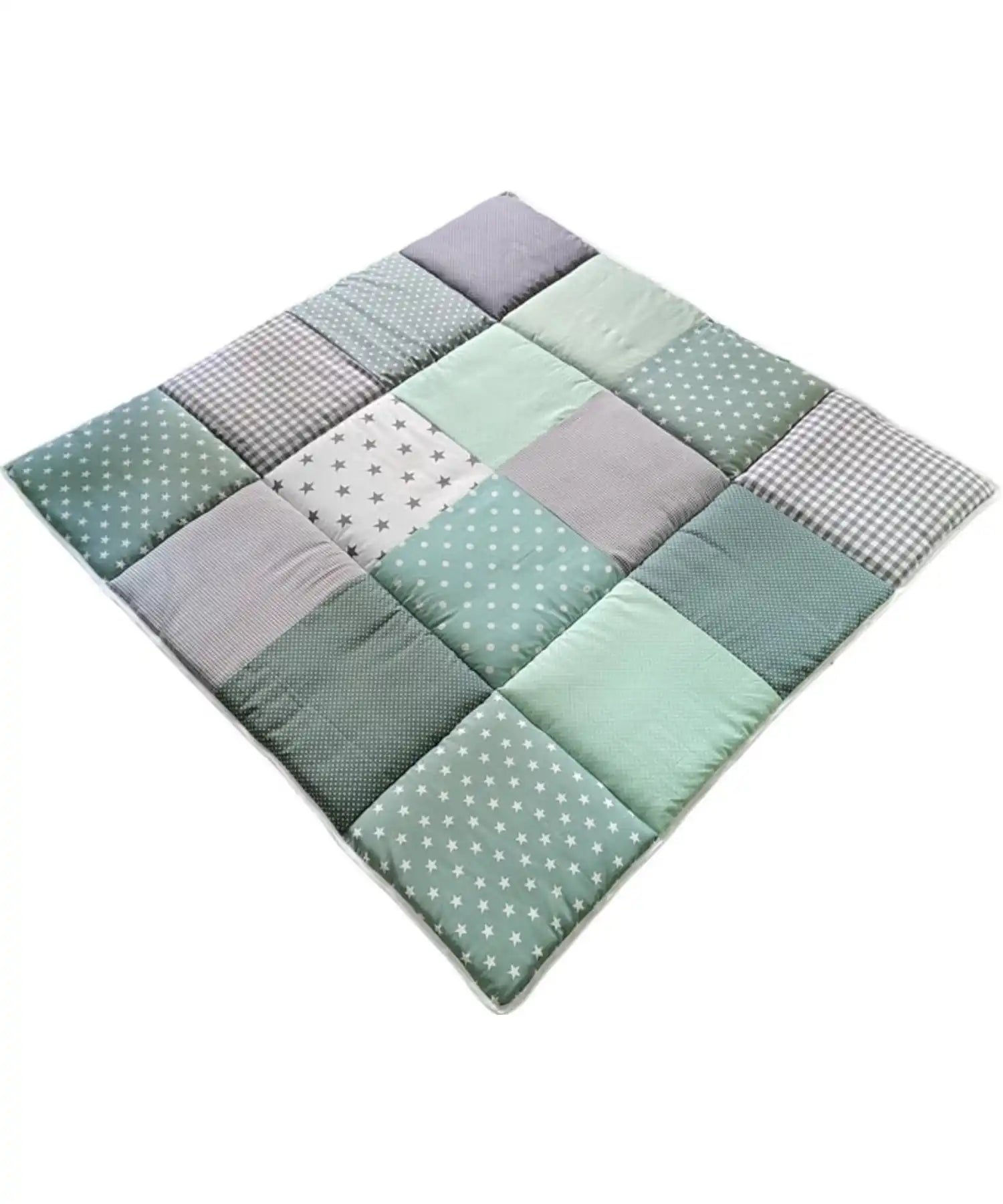 Een vierkante patchwork-deken met verschillende patronen van groene en grijze stofblokjes.