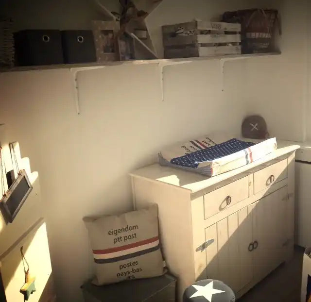 Witte houten verschoningsmat met een patroonmat.